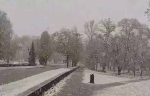 Zabelelo se u regionu: Sneg veje, zadržava se na kolovozima i krovovima (VIDEO)