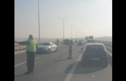 Lančani sudar na mostu kod Beške, delovi automobila rasuti po putu (VIDEO)