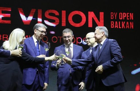 "Ponosni smo na naša vina i vinare": Vučević obišao najveći sajam vina u ovom delu Evrope (FOTO)