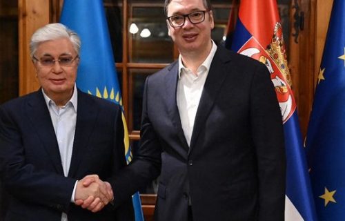"I mi jabuku za trku imamo": Vučić na poklon od predsednika Tokajeva dobio čuveno kazahstansko voće