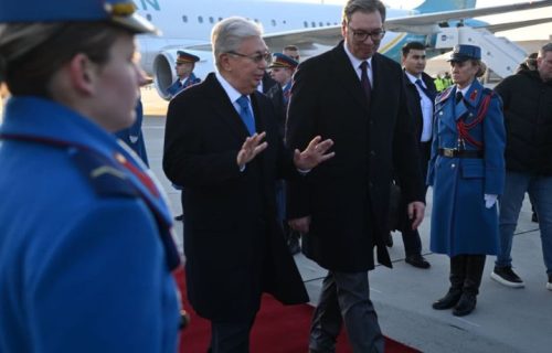 Vučić na aerodormu "Nikola Tesla" dočekao predsedika Kazahstana (VIDEO)