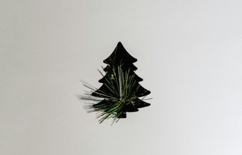 Samo ogromna mašna i ništa više: Minimalističke novogodišnje dekoracije se nastavljaju (VIDEO)