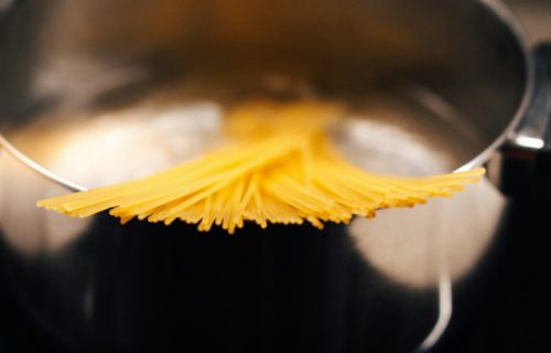 Najjednostavniji italijanski recept za špagete: Sos ima samo dva sastojka (RECEPT+ VIDEO)