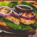 Mini pileći burgeri sa spanaćem i fetom: Ručak bogat proteinima i vitaminima (RECEPT+VIDEO)