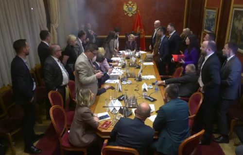 Haos u Podgorici: Bačena dimna bomba na sednici Skupštine Crne Gore (VIDEO)