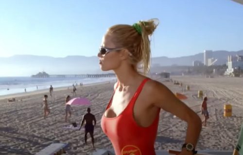 Crveni kupaći kostim Pamele Anderson biće izložen u Londonskom muzeju dizajna (VIDEO)