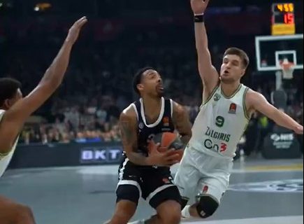 Tvrda i borbena utakmica: Partizan vodi nakon prvog poluvremena, Voker drži Žalgiris u igri (FOTO)