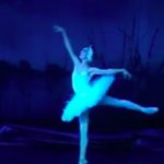 Balerina izvodi pokrete iz “Labudovog jezera” na pravom, zaleđenom jezeru (VIDEO)