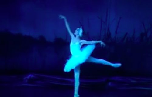 Balerina izvodi pokrete iz “Labudovog jezera” na pravom, zaleđenom jezeru (VIDEO)