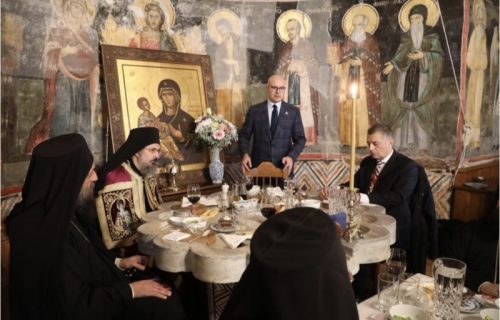 "U ovim teškim vremenima, preko nam je potrebno jedinstvo države, naroda i crkve": Vučević u poseti Hilandaru (FOTO)