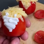 Predjelo koje će ulepšati novogodišnju trpezu: Napravite Deda Mraza od paradajiza (RECEPT+VIDEO)