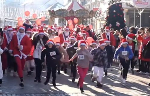 Loznica prepuna Deda Mrazova: Organizovana velika trka, a evo ko je pobedio (VIDEO)