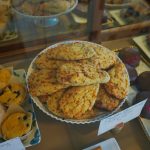 Pogačice sa ajvarom: Miris tradicije u posnoj verziji (RECEPT+VIDEO)