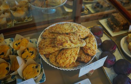 Pogačice sa ajvarom: Miris tradicije u posnoj verziji (RECEPT+VIDEO)