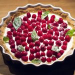 Tart sa belom čokoladom i malinama: Kombinacija prhkog testa i krema punog ukusa (RECEPT+ VIDEO)