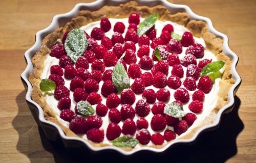 Tart sa belom čokoladom i malinama: Kombinacija prhkog testa i krema punog ukusa (RECEPT+ VIDEO)