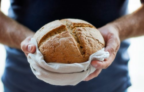 Zašto nije dobro da jedete svež hleb, već da ga pre upotrebe zamrznete?
