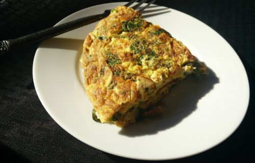 Način da zavolite spanać: U rerni, sa fetom i jajima (RECEPT+VIDEO)