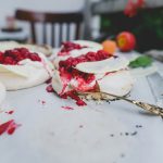 Pita sa malinama i mlevenim keksom: Kombinacija svežine i ukusa iz detinjstva (RECEPT+VIDEO)