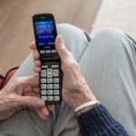 AI Baka Dejzi “peca” prevarante: Drži ih na telefonskoj vezi, što duže