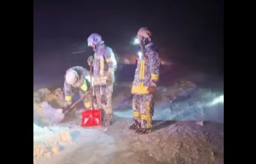 Snežna oluja izazvala pravu dramu u Lici: 48 ljudi i dece, proveli su Božić zarobljeni u vozilima (VIDEO)