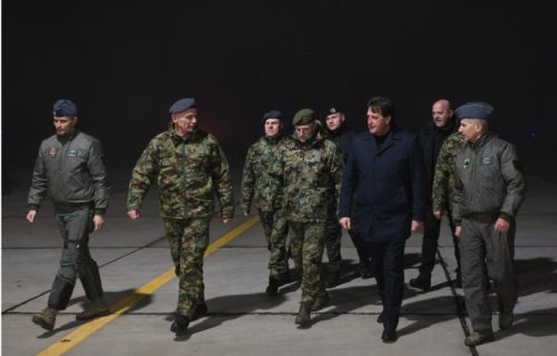 Ministar Gašić u novogodišnjoj noći obišao dežurnu jedinicu lovačke avijacije u Batajnici