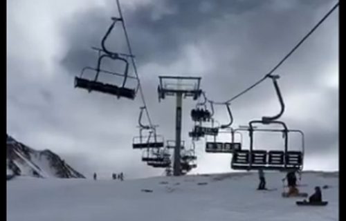 Najmanje 30 ljudi povređeno: Pukla žičara na skijalištu u Španiji, skijaši pali na zemlju (FOTO/VIDEO)
