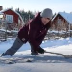 Čišćenje tepiha na svežem snegu: Ekološka tradicija u godinama bez usisivača (VIDEO)