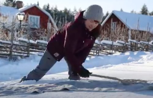 Čišćenje tepiha na svežem snegu: Ekološka tradicija u godinama bez usisivača (VIDEO)