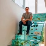 Stepenice kao akvarijum sa biljem i ribicama: Atraktivan dizajn od stakla, mami poglede (VIDEO)
