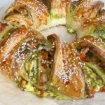 Venac od lisnatog testa sa feta sirom i pestom: Vredi se potruditi (RECEPT+ VIDEO)
