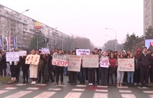 Blokiran saobraćaj na nekoliko lokacija u Beogradu: Studenti na ulicama odali poštu stradalima (FOTO)