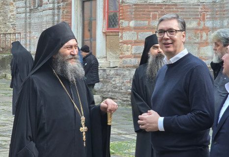 Vučić poručio iz Hilandara: "Vratiću se jači da guramo našu zemlju još snažnije napred" (FOTO)