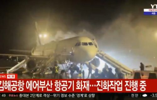 Zapalio se putniki avion na pisti (VIDEO)