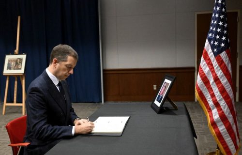 Ministar Đurić se upisao u knjigu žalosti u Ambasadi SAD povodom smrti Džimija Kartera
