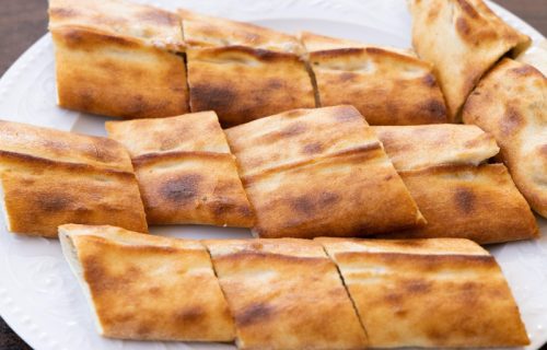 Štrukle ili jastučići sa sirom: Mesite, prelijte i pecite (RECEPT+VIDEO)