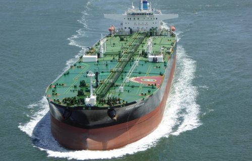 Drama kod Somalije: Naoružani pirati upali na tanker, pre toga ga gađali granatama