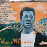 U Grbavičkoj ulici u Sarajevu osvanuo mural kultnog muzičara: Lik Milana Mladenovića oslikan na inicijativu Muzeja devedesetih (FOTO)