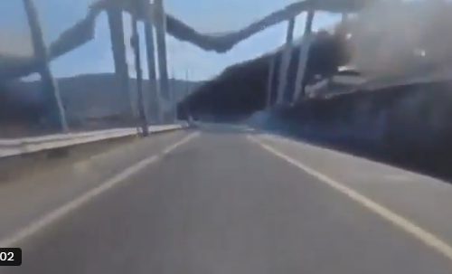 Urušio se most na auto-putu, ima mrtvih i povređenih (VIDEO)