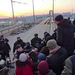 Održan protest inicijative "Most ostaje": Došlo do guranja sa policijom