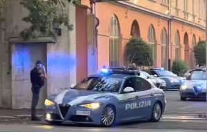 Učenik (13) nožem nasrnuo na nastavnicu u školi: Nož poneo od kuće, u rancu mu je pronađen i pištolj