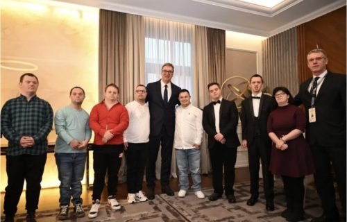 "Hvala im na toplini i osmesima": Predsednik Vučić u Daun sindrom centru u Banjaluci (FOTO)