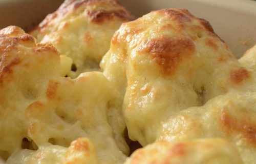 Pohovani karfiol, zapečen u rerni: Mocarela i paradajz daju mu posebni ukus (RECEPT+VIDEO)