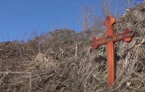 Meštani sklonili krst sa morbidnom porukom u ivanjičkom selu (VIDEO)