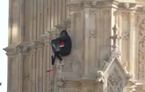 Skandal u Londonu: Muškarac se popeo na Big Ben i mahao zastavom Palestine (VIDEO)