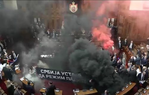 Tri žene povređene u Skupštini Srbije: Trudnoj poslanici pozlilo, lekari se bore za njenu bebu (VIDEO)