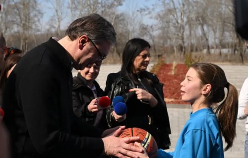 "Presrećan među mladim sportistima od kojih sam dobio predivan poklon – košarkašku loptu"