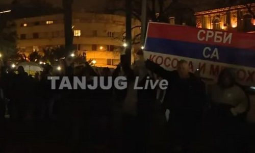 Studenti koji hoće da uče izveli performans u Pionirskom parku (FOTO)