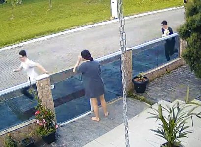 Pas samo želi jednu stvar: Ljubimac jurnuo iz dvorišta, ono što su uradili postalo hit na mrežama (VIDEO)