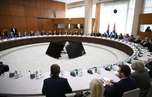 Održana sednica Vlade, Vučić poručio: "Razmenili smo mišljenja o aktuelnoj situaciji, posebno smo se fokusirali na KiM i BiH" (FOTO)